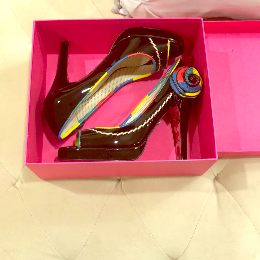 Betsy Johnson peep toe pumps in patent size 9